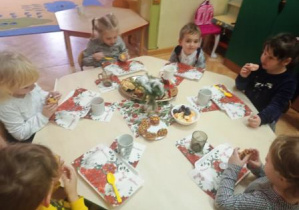 dzieci przy stole